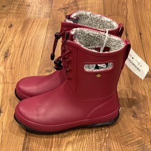 BOGS brand magenta girls size 4 waterproof boots. Plush fleece lined. Brand new.